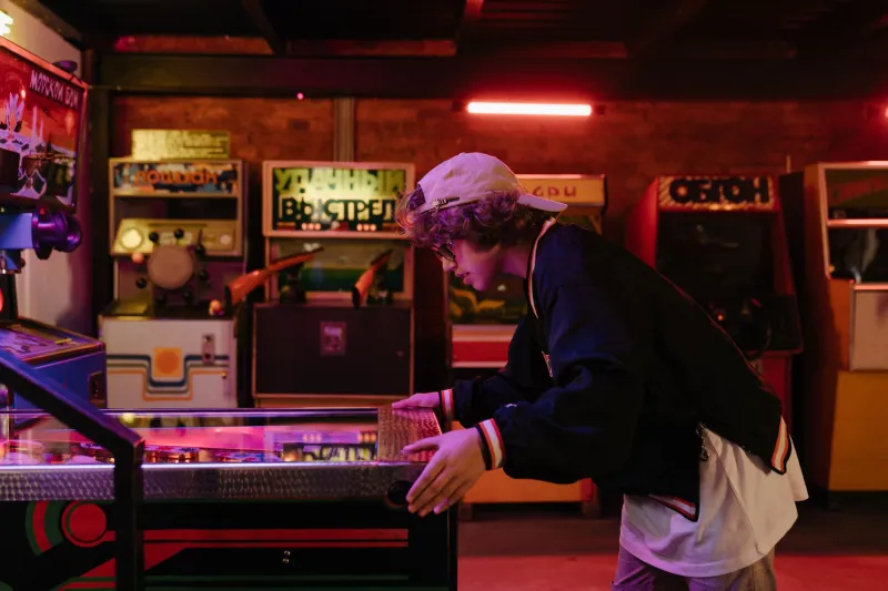 Hogares convertidos en museos: la fiebre del coleccionismo retro que está rescatando los arcades del olvido